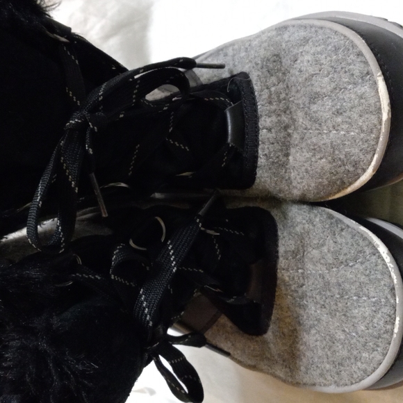 SOREL Women's Ankle Boots Black/Gray Faux Fur Trim Sz 6.5 Lace Up Waterproof - Picture 1 of 11